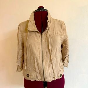 Cropped 3/4 length sleeve stylish jacket.